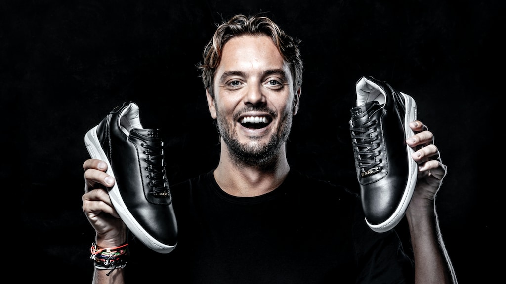 Na t shirts met eigen gezicht nu schoenen voor Bas Smit